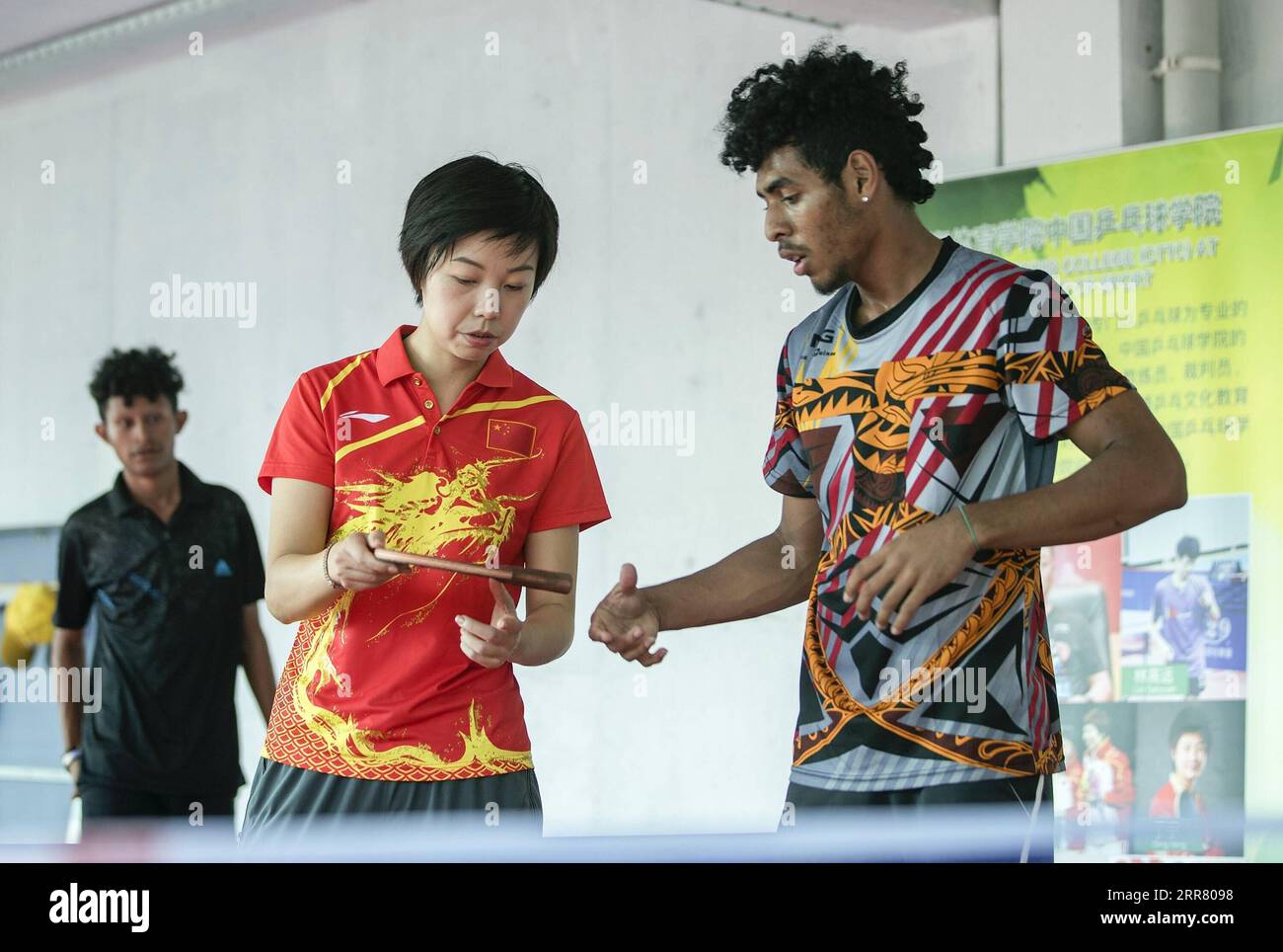 210410 -- PEKING, 10. April 2021 -- Tischtennis-Weltmeister Zhang Yining L, Front aus China gibt Anweisungen an einen Spieler der Nationalmannschaft von Papua-Neuguinea in Port Moresby, Papua-Neuguinea, 14. November 2018. Xinhua Schlagzeilen: 50 Jahre nach der Ping-Pong-Diplomatie zeigt FeixMaohua PUBLICATIONxNOTxINxCHN einen dauerhaften Wert Stockfoto