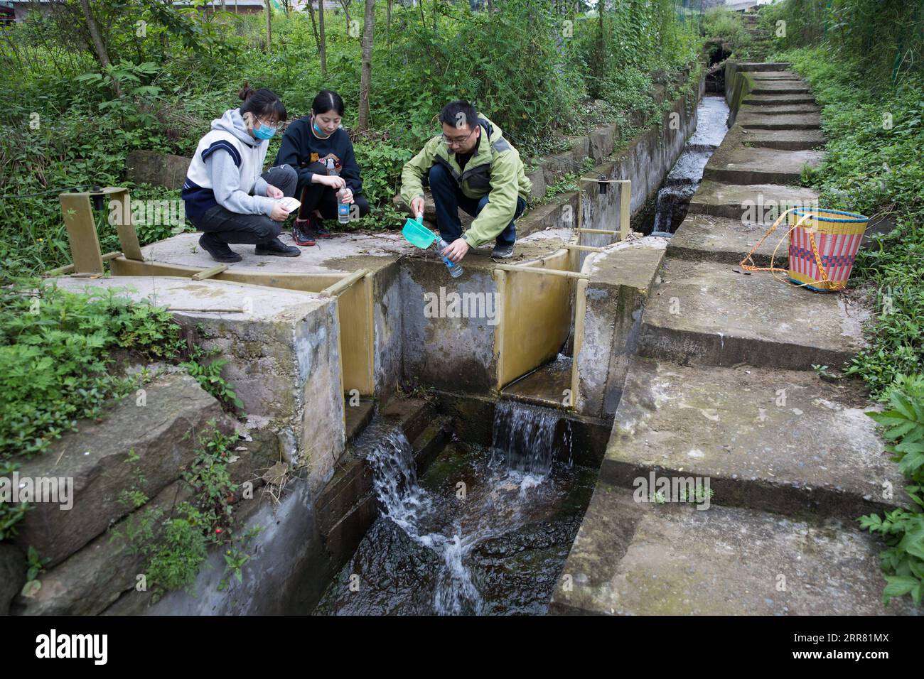 210412 -- ZHONGXIAN, 12. April 2021 -- Forscher sammeln Wasserproben an einer Probenahmestelle im Zhongxian County, südwestchinesisches Chongqing, 11. April 2021. Das Three Gorges-Projekt ist ein riesiges multifunktionales Wasserkontrollsystem am Yangtze-Fluss, Chinas längster Wasserstraße, mit einem 2.309 Meter langen und 185 Meter hohen Damm. Die Wasserstände des Stausees schwanken unweigerlich bei einem jährlichen Abwasser-Speicher-Zyklus zwischen 145 m und 175 m am Damm. Die Wasserspiegelfluktuationszone ist auch mit einigen ökologischen Problemen konfrontiert, darunter Bodenerosion und nicht-punktuelle Verschmutzung. Resea Stockfoto