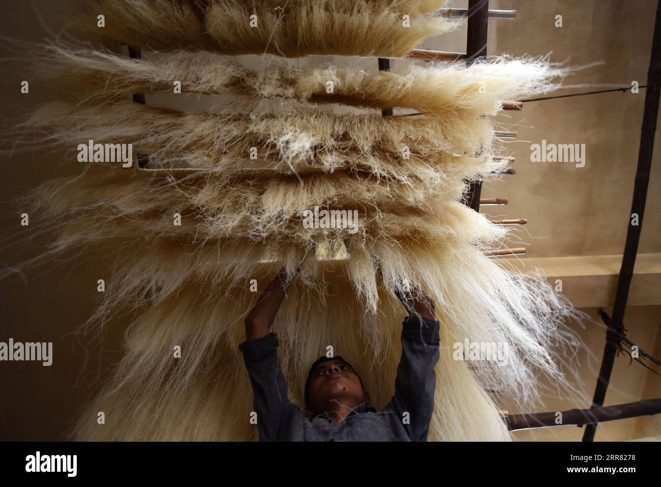 210413 -- PRAYAGRAJ, 13. April 2021 -- Ein Arbeiter bereitet Vermicelli-Nudeln zu, die während des Fastenmonats Ramadan in Prayagraj, Indiens nördlichem Bundesstaat Uttar Pradesh, 13. April 2021 verwendet werden. STR/Xinhua INDIA-UTTAR PRADESH-PRAYAGRAJ-VERMICELLI-NUDELN JavedxDar PUBLICATIONxNOTxINxCHN Stockfoto