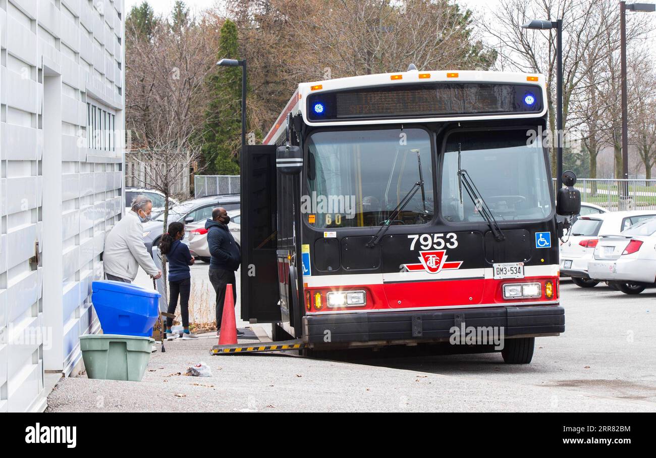 210413 -- TORONTO, 13. April 2021 -- Menschen stehen am 13. April 2021 vor einem COVID-19-Testbus in Toronto, Ontario, Kanada, für COVID-19-Tests an. In der vergangenen Woche gab es einen Anstieg von 33 Prozent bei den täglichen Fallzahlen mit einem Durchschnitt von fast 8.100 neuen Fällen pro Tag, laut der Public Health Agency of Canada am Dienstag. Foto von /Xinhua CANADA-TORONTO-COVID-19-AVERAGE DAILY CASES-INCREASE ZouxZheng PUBLICATIONxNOTxINxCHN Stockfoto