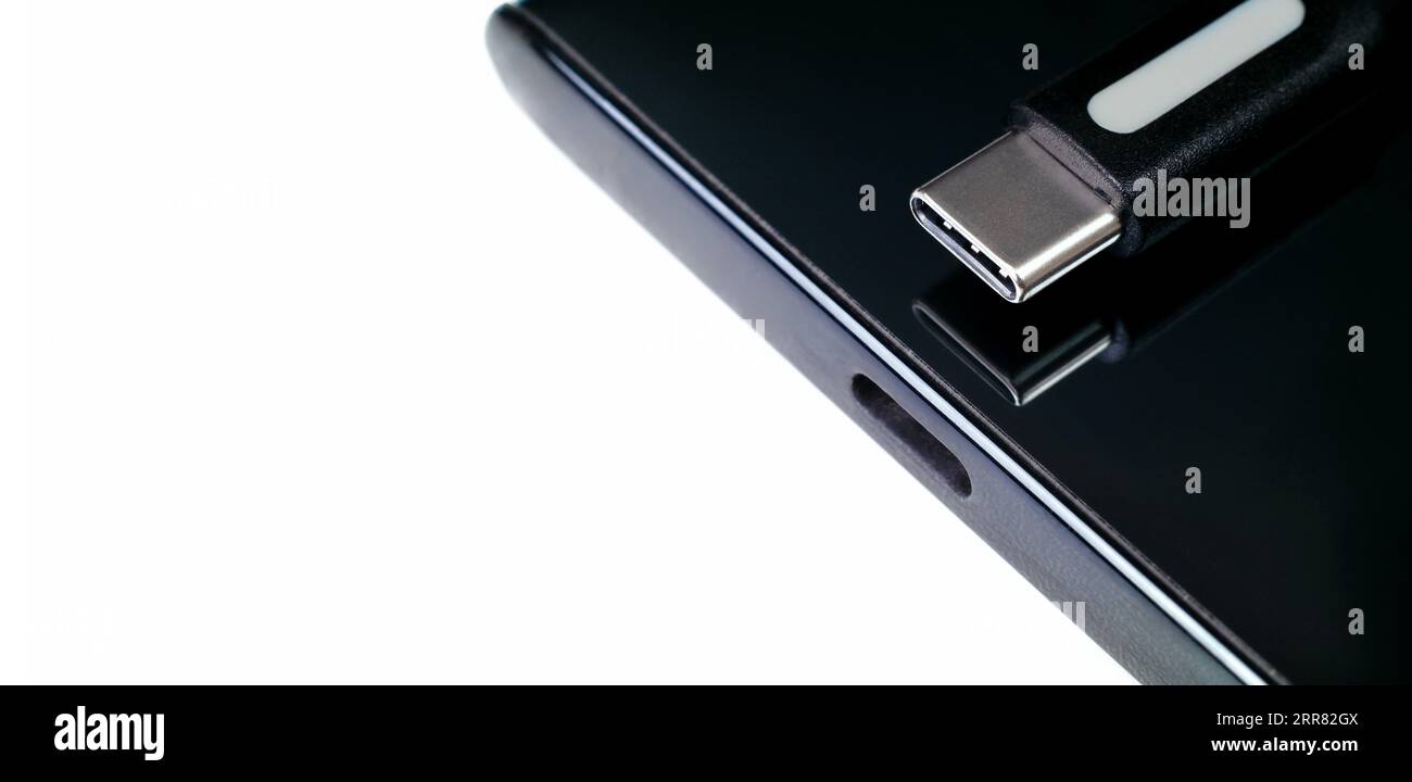 USB-Kabel Typ C, Port-Anschluss Typ C auf weißem Hintergrund, Ladeanschluss des Mobiltelefons, Panoramabilder mit Platz für Text. Stockfoto