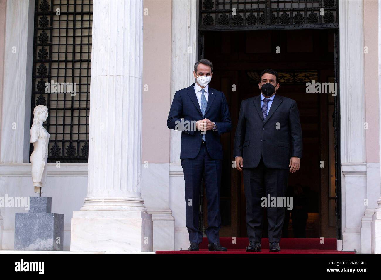 210414 -- ATHEN, 14. April 2021 -- der griechische Premierminister Kyriakos Mitsotakis L posiert am 14. April 2021 mit dem Präsidenten des libyschen Ratsvorsitzes Mohammad Menfi im Büro des griechischen Premierministers in Athen, Griechenland. Die neue Führung Griechenlands und Libyens vereinbarte, die Abgrenzung ihrer Meeresgebiete zu erörtern, sagte Mitsotakis am Mittwoch während eines Treffens mit Menfi. GRIECHENLAND-ATHEN-MINISTERPRÄSIDENT-LIBYEN-MENFI-TREFFEN MARIOSXLOLOS PUBLICATIONXNOTXINXCHN Stockfoto