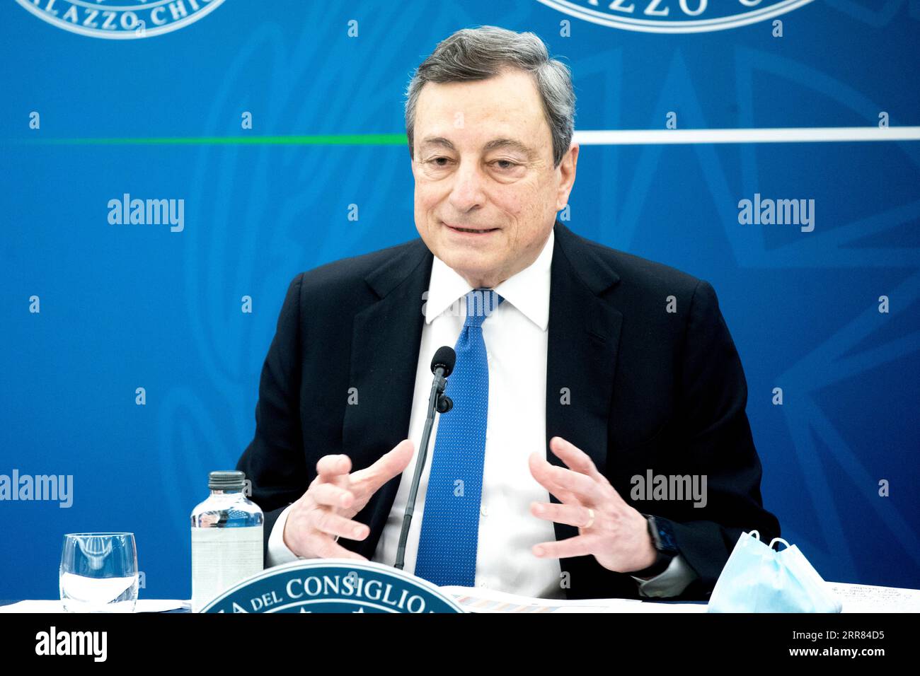 210417 -- ROM, 17. April 2021 -- der italienische Premierminister Mario Draghi spricht auf einer Pressekonferenz im Chigi-Palast in Rom, Italien, 16. April 2021. Italien werde die Coronavirus-Eindämmungsmaßnahmen in vielen Gebieten ab April 26 lockern, sagte die Regierung am Freitag, es sei immer noch Vorsicht geboten, um Umkehrungen bei der Wiedereröffnung vieler Aktivitäten mit langer Schließung zu vermeiden. Pool über ITALIEN-ROM-VIRUS-REGIERUNG Xinhua PUBLICATIONxNOTxINxCHN Stockfoto