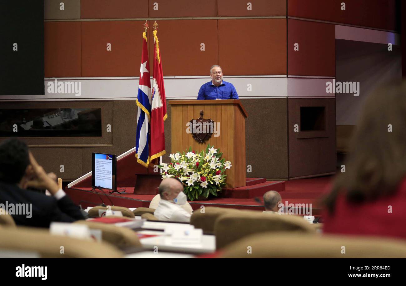 210417 -- HAVANNA, 17. April 2021 -- der kubanische Premierminister Manuel Marrero spricht während des achten Kongresses der Kommunistischen Partei Kubas PCC in Havanna, Kuba, 16. April 2021. Der 8. Kongress des PCC startete am Freitag im Havanna's Convention Center. Mit hochrangigen Parteivorsitzenden und Delegierten aus der ganzen Insel ist das Treffen für Montag geplant. Ariel Royero/Prensa Latina/Handout via CUBA-HAVANA-PCC-CONGRESS Xinhua PUBLICATIONxNOTxINxCHN Stockfoto