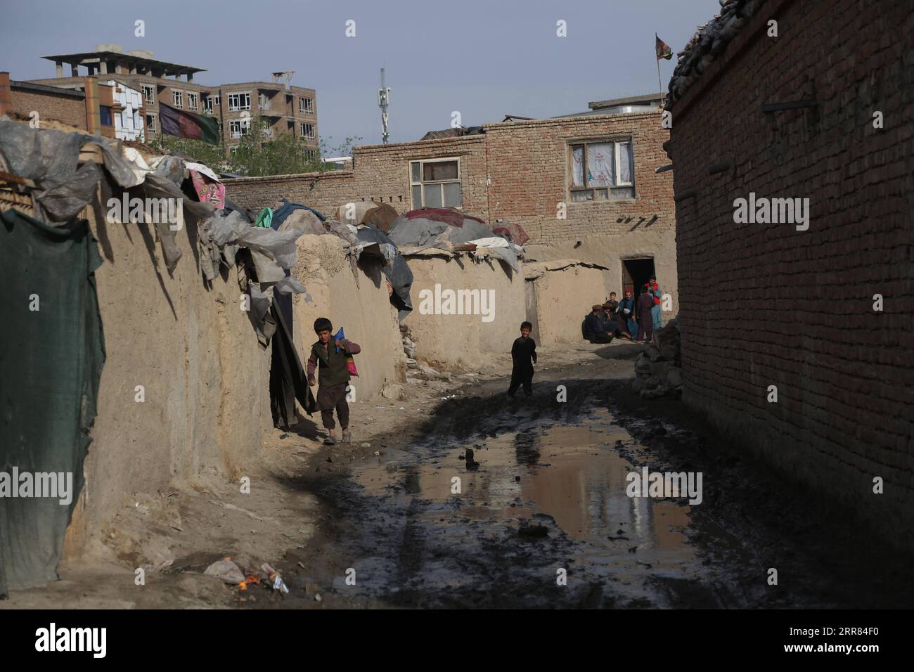 210417 -- KABUL, 17. April 2021 -- Foto vom 16. April 2021 zeigt ein Flüchtlingslager in Kabul, der Hauptstadt Afghanistans. World Insights: US-Truppenabzug, um Afghanistan ins Chaos zu stürzen Foto von /Xinhua AFGHANISTAN-U.S. TRUPPENENTZUG-CHAOS RahmatullahxAlizadah PUBLICATIONxNOTxINxCHN Stockfoto