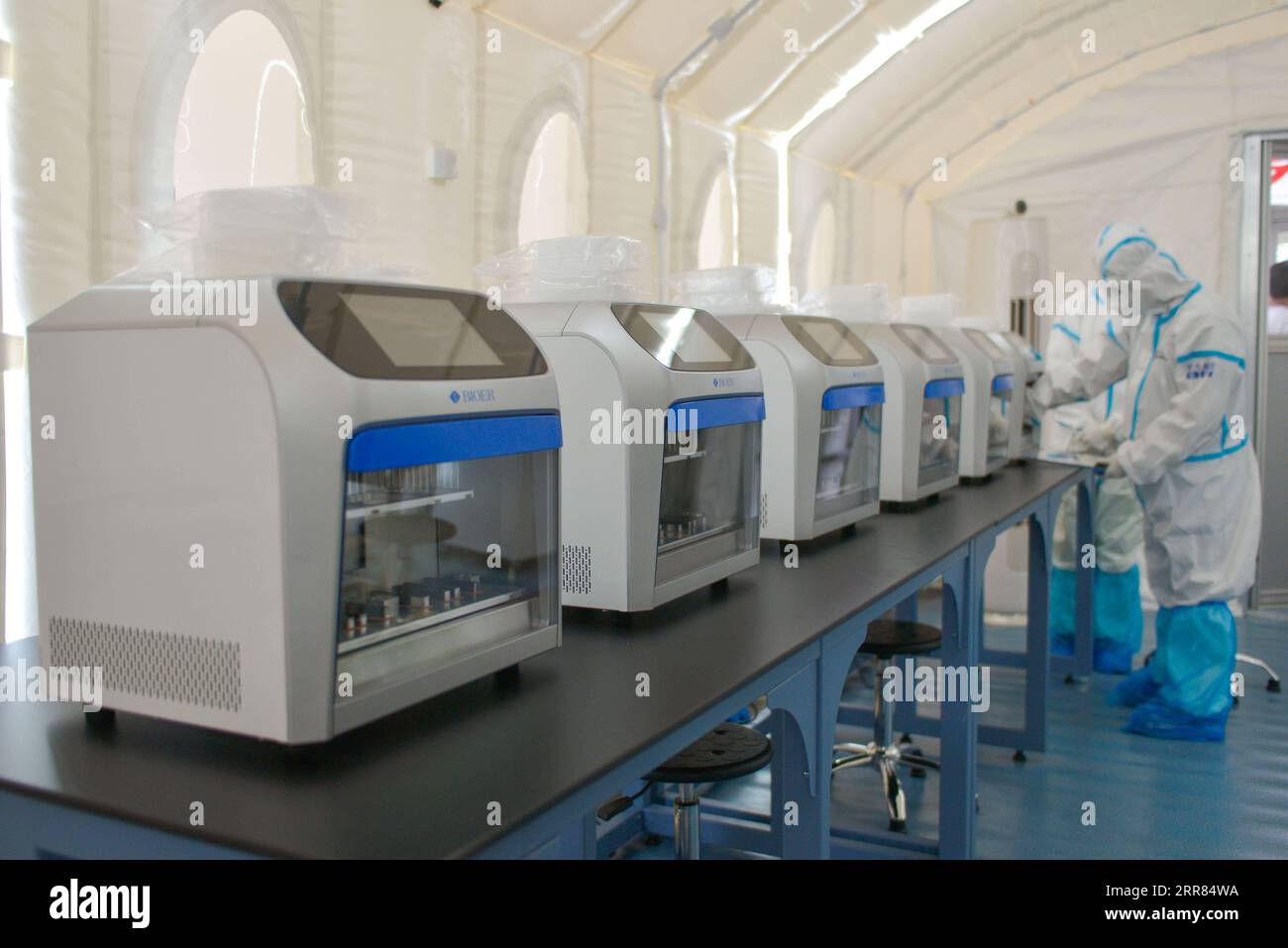 210417 -- ADDIS ABEBA, 17. April 2021 -- im neu gegründeten High-End-COVID-19-Testlabor, Huo Yan Air Lab, auf dem internationalen Flughafen Addis Abeba Bole, Äthiopien, am 16. April 2021 sind Gesundheitspersonal zu sehen. Der internationale Flughafen Addis Abeba Bole, Afrikas belebtester Flughafen und das führende Gateway des Kontinents, strebt mit einem neu ins Leben gerufenen, in China betriebenen, hochmodernen COVID-19-Testlabor die Wiederbelebung des von COVID-19 betroffenen Passagierverkehrs an. Das neu gegründete High-End-COVID-19-Testlabor, Huo Yan Air Lab, befindet sich in Äthiopiens internationalem Flugdrehkreuz und ist admi Stockfoto