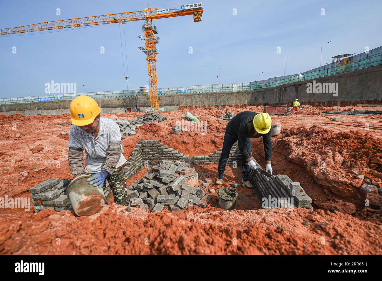 210418 -- PEKING, 18. April 2021 -- Menschen arbeiten auf der Baustelle der West-Coast Internet Headquarters Base in Haikou, Südchinesische Provinz Hainan, 21. Oktober 2020. Xinhua Headlines-Xi Focus: XI s Antwort auf Fragen unserer Zeit hallt über Boao PuxXiaoxu PUBLICATIONxNOTxINxCHN hinaus Stockfoto