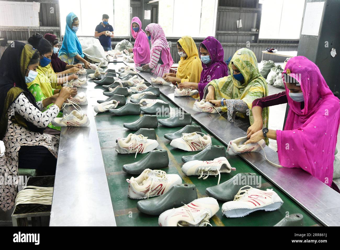 210420 -- GAZIPUR, 20. April 2021 -- Arbeiter machen Schuhe in der Fabrik von Panda Shoes Industries Ltd. In Gazipur am Stadtrand von Dhaka, Bangladesch, 4. April 2021. Tausende von Haushalten im Gazipur-Viertel am Rande der bangladeschischen Hauptstadt Dhaka haben sich nach der Eröffnung einer Schuhmacherfabrik mit chinesischer Beteiligung im Jahr 2012 verbessert. Panda Shoes Industries Ltd. Hat nicht nur Investitions- und Entwicklungsmöglichkeiten in den Gazipur District gebracht, sondern auch Arbeitsplätze vor der Haustür der Dorfbewohner geschaffen. Darüber hinaus hat die Schuhproduktion einen besonderen Schwerpunkt auf den lokalen Markt gelegt. Diese Mea Stockfoto