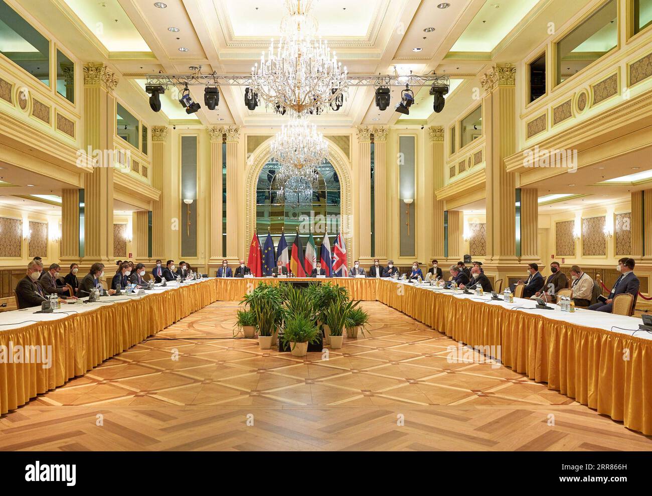 210420 -- WIEN, 20. April 2021 -- Foto vom 20. April 2021 zeigt eine Sitzung der Gemeinsamen Kommission des Gemeinsamen Gesamtaktionsplans JCPOA in Wien, Österreich. Die vollständige Aufhebung aller einschlägigen Sanktionen, einschließlich der Sanktionen gegen Iran und Dritte, ist der Schlüssel zum Erfolg der laufenden Verhandlungen zur Wiederbelebung des iranischen Nuklearabkommens von 2015 — oder der Gemeinsame umfassende Aktionsplan JCPOA, sagte Wang Qun, chinesischer Gesandter bei den Vereinten Nationen und anderen internationalen Organisationen in Wien, am Dienstag. /Handout via Xinhua AUSTRIA-VIENNA-IRAN NUCLEAR DEAL TALKS EUxDelegationxVienna PUBLIC Stockfoto