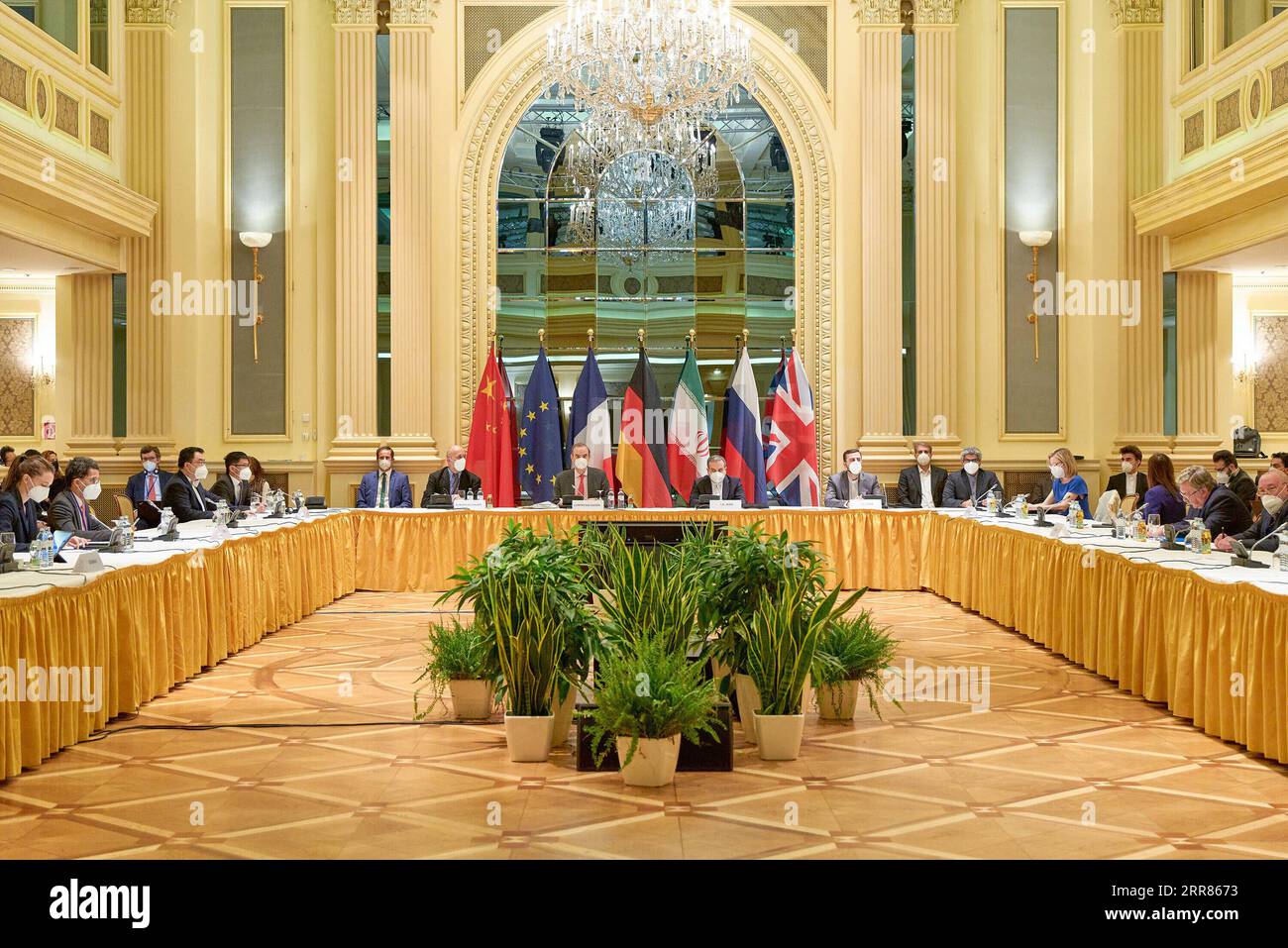 210420 -- WIEN, 20. April 2021 -- Foto vom 20. April 2021 zeigt eine Sitzung der Gemeinsamen Kommission des Gemeinsamen Gesamtaktionsplans JCPOA in Wien, Österreich. Die vollständige Aufhebung aller einschlägigen Sanktionen, einschließlich der Sanktionen gegen Iran und Dritte, ist der Schlüssel zum Erfolg der laufenden Verhandlungen zur Wiederbelebung des iranischen Nuklearabkommens von 2015 — oder der Gemeinsame umfassende Aktionsplan JCPOA, sagte Wang Qun, chinesischer Gesandter bei den Vereinten Nationen und anderen internationalen Organisationen in Wien, am Dienstag. /Handout via Xinhua AUSTRIA-VIENNA-IRAN NUCLEAR DEAL TALKS EUxDelegationxVienna PUBLIC Stockfoto