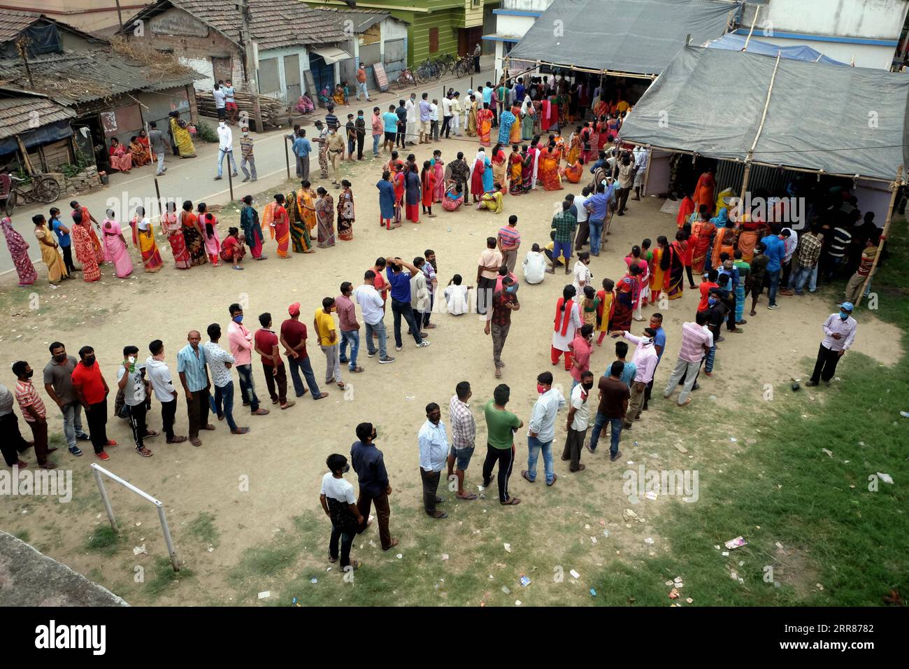 210422 -- KOLKATA, 22. April 2021 -- die Leute warten in der Warteschlange, um ihre Stimmen an einem Wahlstand in Gola, Westbengalen in Indien, abzugeben, 22. April 2021. Die sechste Phase der Kommunalwahlen in Indiens östlichem Bundesstaat Westbengalen sei im Gange, während ein gewaltiger Anstieg der COVID-19-Fälle zu verzeichnen sei, sagten Beamte am Donnerstag. STR/Xinhua INDIA-KOLTATA-STATE ASSEMBLY ELECTIONS Stringer PUBLICATIONxNOTxINxCHN Stockfoto