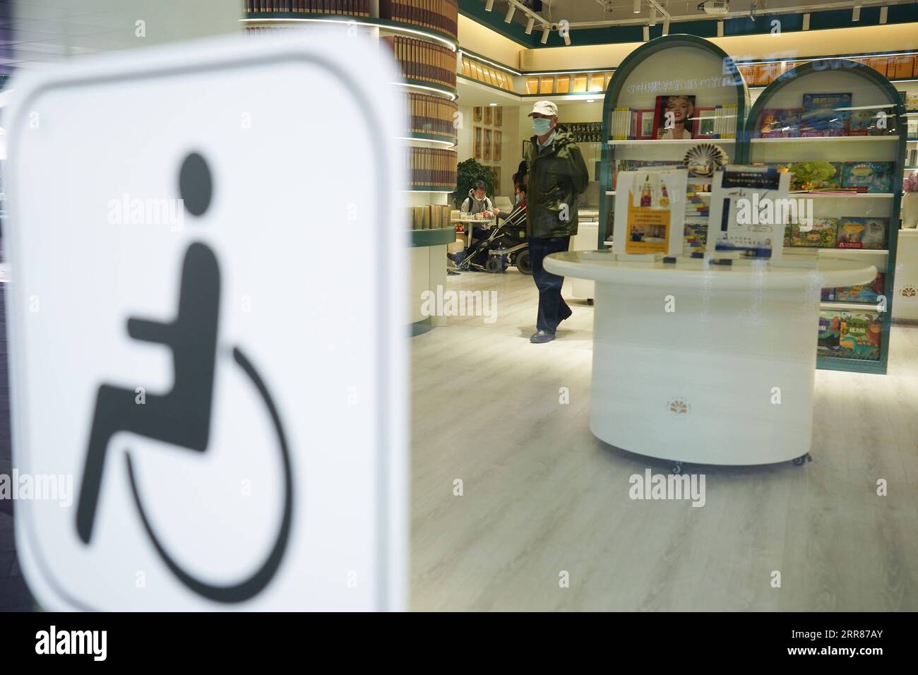 210423 -- PEKING, 23. April 2021 -- Leser genießen sich in der Shanyuan Buchkammer in Peking, Hauptstadt von China, 14. April 2021. In der Shanyuan Book Chamber, einem barrierefreien Buchladen, werden bei jedem Design und Layout die Bedürfnisse behinderter Leser berücksichtigt. Auf einer Fläche von über 300 Quadratmetern im Bezirk Dongcheng, Peking, bietet der Buchladen Bücherregale mit alternativen Höhen, abgerundete Möbel, ausreichend Platz für Rollstühle und andere Einrichtungen, um die Zugänglichkeit zu verbessern. Darüber hinaus legt die Buchhandlung viel Wert auf Werke von Autoren mit Behinderungen. A c Stockfoto