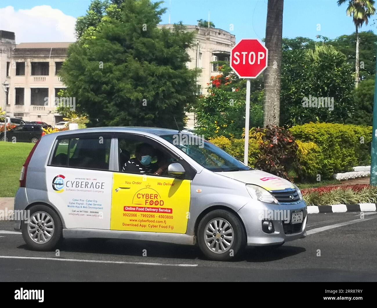 210423 -- SUVA, 23. April 2021 -- Ein Mann, Der eine Gesichtsmaske trägt, fährt ein Auto auf der Straße inmitten der COVID-19-Pandemie in Suva, Fidschi, 23. April 2021. FIJI-SUVA-COVID-19-DAILY LIFE ZhangxYongxing PUBLICATIONxNOTxINxCHN Stockfoto