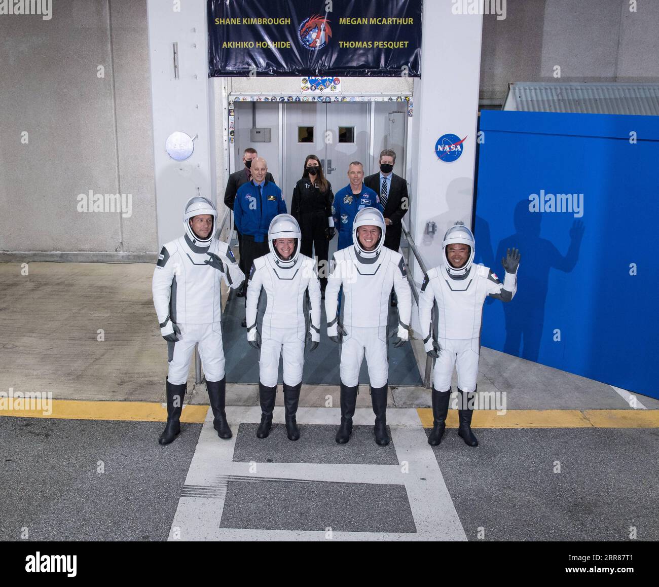 210423 -- WASHINGTON, D.C., 23. April 2021 -- Astronauten posieren für ein Gruppenfoto, bevor sie an Bord der Crew Dragon im Kennedy Space Center in Cape Canaveral in Florida, USA, gehen, 23. April 2021. Und SpaceX startete vier Astronauten am frühen Freitag zur Internationalen Raumstation ISS, der dritten bemannten Mission der US-amerikanischen kommerziellen Raketenfirma in weniger als einem Jahr. Die Crew Dragon mit vier Astronauten aus drei Ländern hat die Umlaufbahn einige Minuten nach dem Start vom Kennedy Space Center, Florida, um 5:49 Uhr Eastern Daylight Time 0949 sicher erreicht Stockfoto