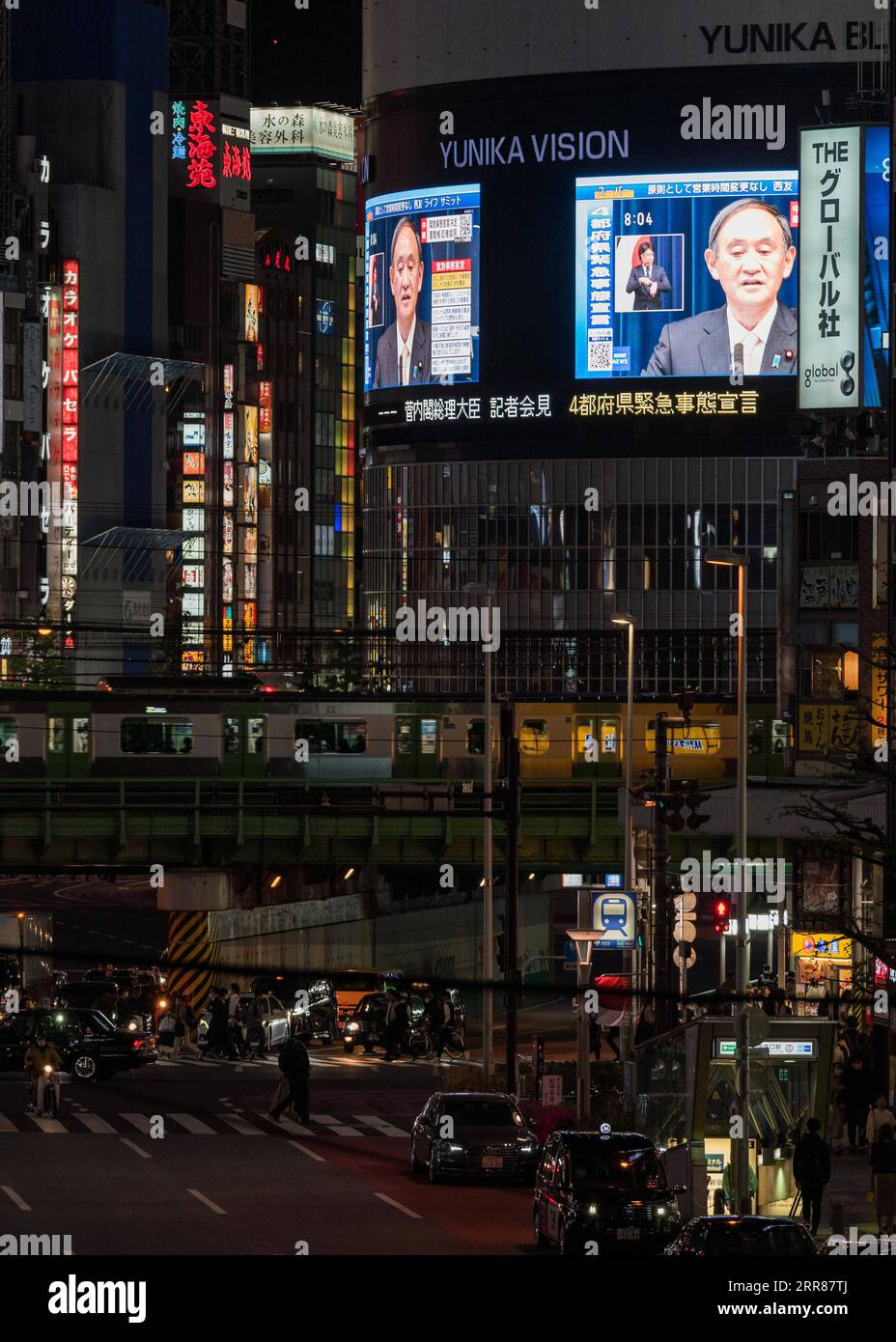 210423 -- TOKIO, 23. April 2021 -- Japans Premierminister Yoshihide Suga wird auf Außenbildschirmen während einer Pressekonferenz gezeigt, als er am 23. April 2021 in Tokio, Japan, den Ausnahmezustand wegen COVID-19 ausruft. Yoshihide Suga hat am Freitag in Tokio, Osaka, Kyoto und Hyogo einen dritten Ausnahmezustand wegen COVID-19 ausgerufen. Der Ausnahmezustand tritt von Sonntag bis 11. Mai in Kraft. Foto: /Xinhua JAPAN-TOKIO-COVID-19-NOTSTAND ChristopherxJue PUBLICATIONxNOTxINxCHN Stockfoto