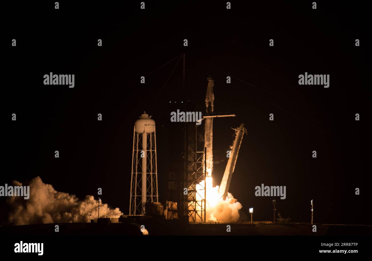210423 -- WASHINGTON, D.C., 23. April 2021 -- die Crew Dragon Raumschiff mit vier Astronauten aus drei Ländern startet vom Kennedy Space Center in Cape Canaveral in Florida, USA, 23. April 2021. Und SpaceX startete vier Astronauten am frühen Freitag zur Internationalen Raumstation ISS, der dritten bemannten Mission der US-amerikanischen kommerziellen Raketenfirma in weniger als einem Jahr. Die Crew Dragon mit vier Astronauten aus drei Ländern hat den Orbit einige Minuten nach dem Start vom Kennedy Space Center, Florida, um 5:49 Uhr Eastern Daylight Time erreicht Stockfoto