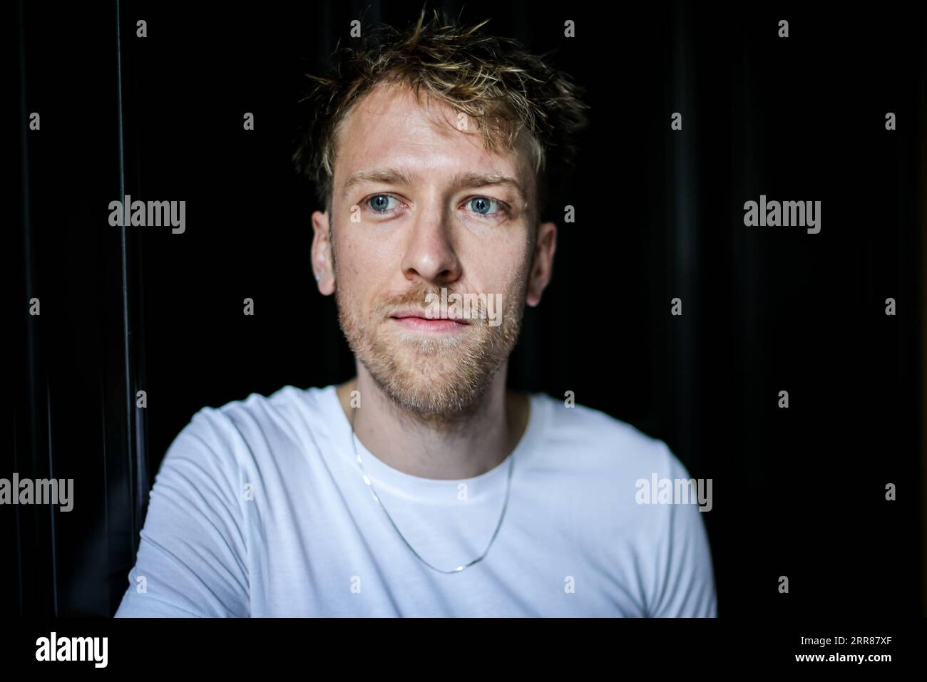 Hamburg, Deutschland. September 2023. Luca Kieser, Autorin, während einer Fotosession am Longlist-Abend des Deutschen Buchpreises 2023. Die Nominierten lasen am Mittwoch aus ihren Romanen im Literaturhaus. Quelle: Christian Charisius/dpa/Alamy Live News Stockfoto