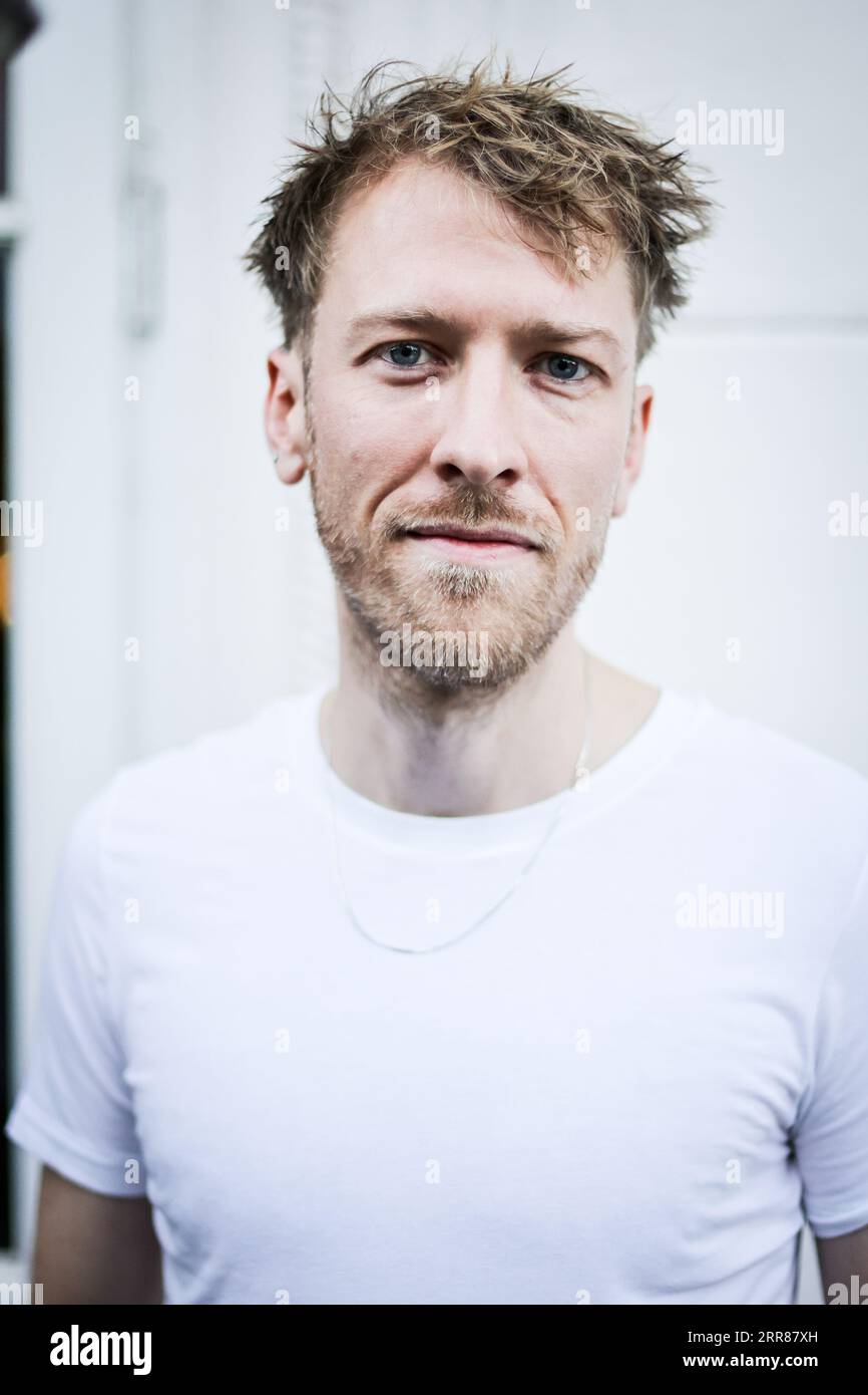 Hamburg, Deutschland. September 2023. Luca Kieser, Autorin, während einer Fotosession am Longlist-Abend des Deutschen Buchpreises 2023. Die Nominierten lasen am Mittwoch aus ihren Romanen im Literaturhaus. Quelle: Christian Charisius/dpa/Alamy Live News Stockfoto