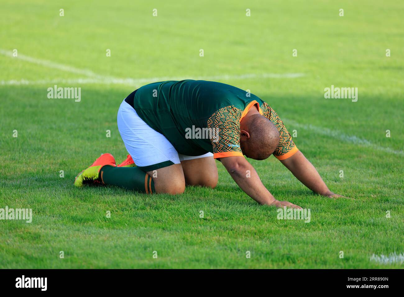 Sarlat, Frankreich. September 2023. Rugby-Weltmeisterschaft der Parlamentarier 2023 in Frankreich. Match Irland - Südafrika. Die irische Parlamentsmannschaft (in weiß) gewann das Spiel gegen die südafrikanische Parlamentsmannschaft (in Grün) in der Hitze und in freundlicher Atmosphäre in Sarlat in der Dordogne. Foto: Hugo Martin Alamy Live News. Stockfoto