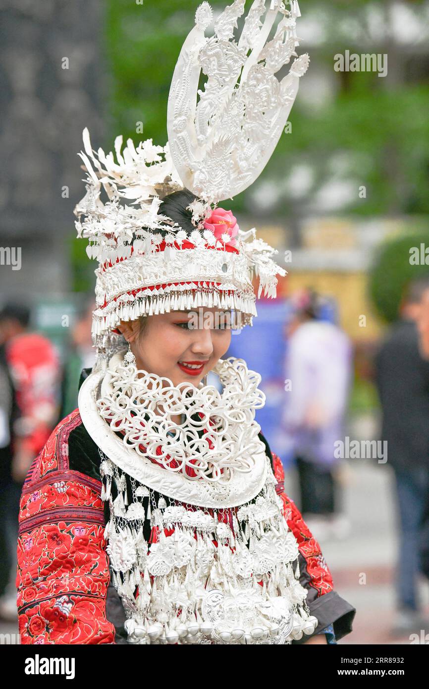 210425 -- TAIJIANG, 25. April 2021 -- Ein Mädchen der ethnischen Gruppe Miao nimmt an einer Parade Teil, um das Miao Sisters Festival in Taijiang County, Qiandongnan Miao und Dong Autonome Präfektur, Südwestchinas Provinz Guizhou, zu feiern, 25. April 2021. Das Miao Sisters Festival, das als nationales immaterielles Kulturerbe anerkannt ist, wird jährlich um den 15. Tag des dritten Mondmonats nach dem Mondkalender in China gefeiert. CHINA-GUIZHOU-MIAO ETHNIC GROUP-SISTERS FESTIVAL CN YANGXWENBIN PUBLICATIONXNOTXINXCHN Stockfoto