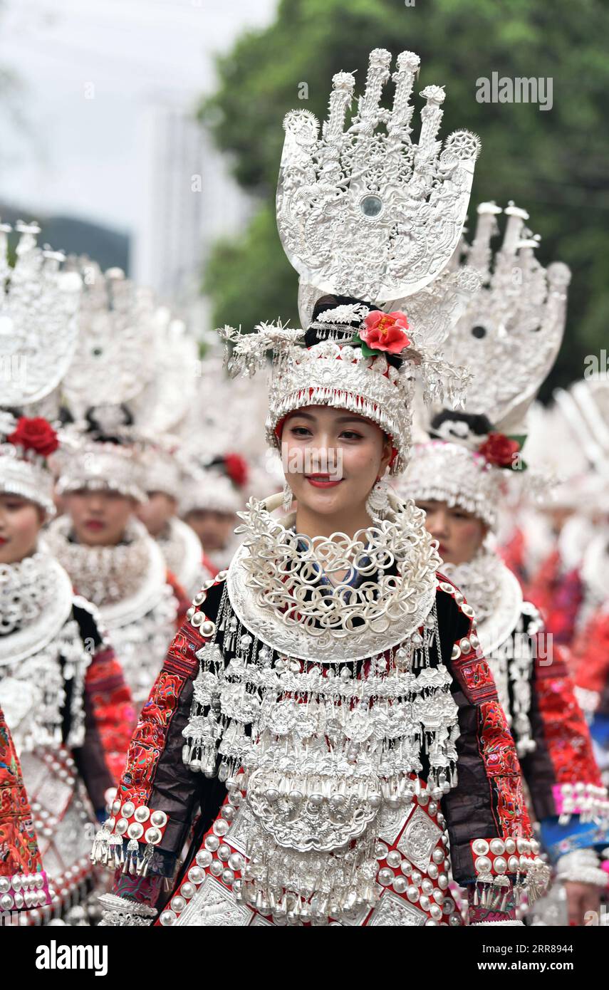 210425 -- TAIJIANG, 25. April 2021 -- Menschen aus der ethnischen Gruppe Miao nehmen an einer Parade Teil, um das Miao Sisters Festival in Taijiang County, Qiandongnan Miao und Dong Autonome Präfektur, südwestchinesische Provinz Guizhou, 25. April 2021 zu feiern. Das Miao Sisters Festival, das als nationales immaterielles Kulturerbe anerkannt ist, wird jährlich um den 15. Tag des dritten Mondmonats nach dem Mondkalender in China gefeiert. CHINA-GUIZHOU-MIAO ETHNIC GROUP-SISTERS FESTIVAL CN YANGXWENBIN PUBLICATIONXNOTXINXCHN Stockfoto