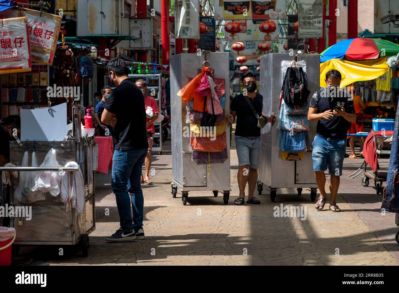 210428 -- KUALA LUMPUR, 28. April 2021 -- Menschen mit Gesichtsmasken gehen auf einer Straße in Kuala Lumpur, Malaysia, 28. April 2021. Malaysia verzeichnete die höchste Zahl täglicher Fälle seit zwei Monaten, wobei das Gesundheitsministerium am Mittwoch 3.142 neue COVID-19-Fälle meldete, was die nationale Gesamtzahl auf 401 593 erhöhte. Foto von /Xinhua MALAYSIA-COVID-19-CASES ChongxVoonxChung PUBLICATIONxNOTxINxCHN Stockfoto