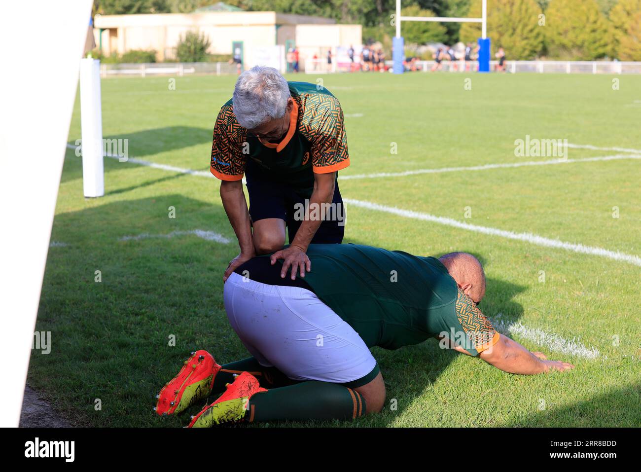 Sarlat, Frankreich. September 2023. Rugby-Weltmeisterschaft der Parlamentarier 2023 in Frankreich. Match Irland - Südafrika. Die irische Parlamentsmannschaft (in weiß) gewann das Spiel gegen die südafrikanische Parlamentsmannschaft (in Grün) in der Hitze und in freundlicher Atmosphäre in Sarlat in der Dordogne. Foto: Hugo Martin Alamy Live News. Stockfoto