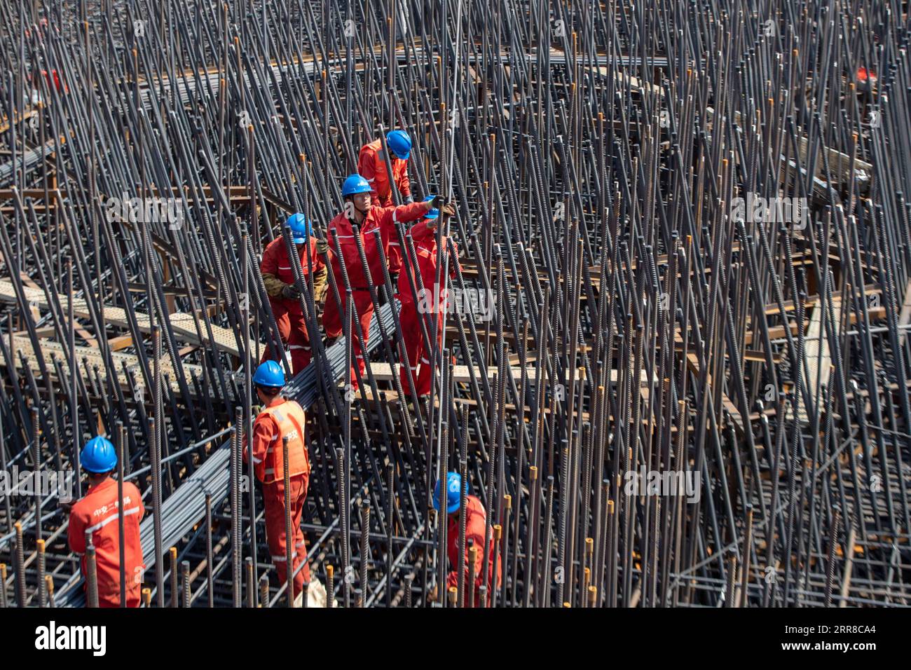 210501 -- TAIZHOU, 1. Mai 2021 -- Arbeiter sind beschäftigt auf der Baustelle einer Brücke am Yangtze-Fluss, die Changzhou und Taizhou in der ostchinesischen Provinz Jiangsu verbindet, 1. Mai 2021. Menschen aus verschiedenen Sektoren halten sich während der Feiertage an ihre Beiträge. Foto von /Xinhua CHINA-INTERNATIONAL LABOR DAY-WORKERS CN TangxDehong PUBLICATIONxNOTxINxCHN Stockfoto