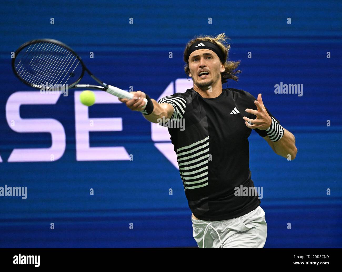 Flushing Meadow, United Erklärte. September 2023. Alexander Zverev aus Deutschland trifft Carlos Alcaraz aus Spanien im Viertelfinale im Arthur Ashe Stadium bei den US Open Tennis Championships 2023 im USTA Billie Jean King National Tennis Center am Mittwoch, den 6. September 2023 in New York City. Foto von Larry Marano/UPI Credit: UPI/Alamy Live News Stockfoto