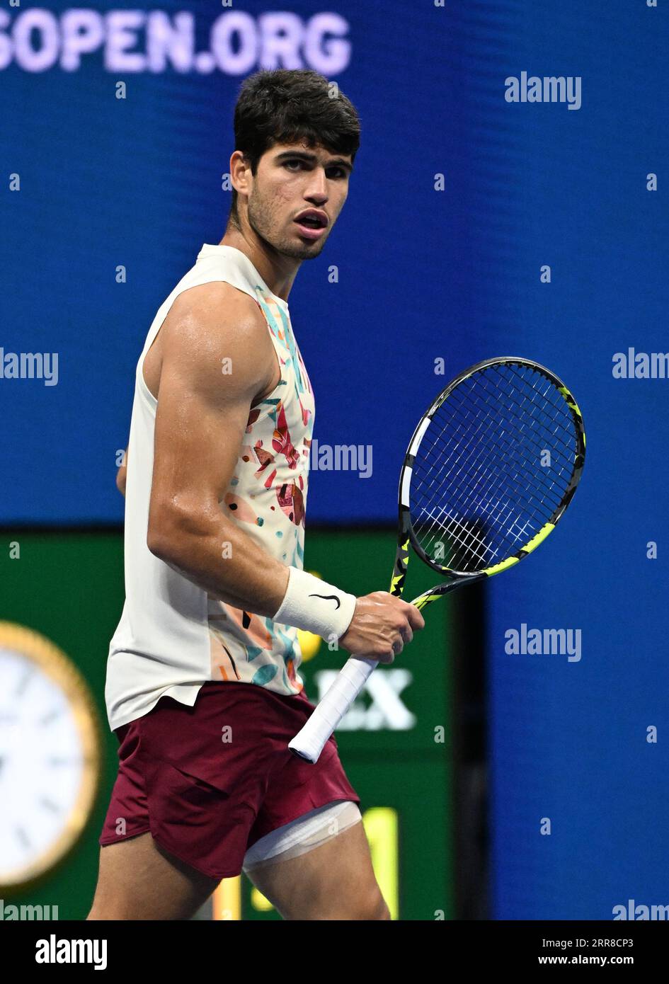 Flushing Meadow, United Erklärte. September 2023. Carlos Alcaraz aus Spanien reagiert während des Spiels mit Alexander Zverev aus Deutschland im Viertelfinale im Arthur Ashe Stadium bei den US Open Tennis Championships 2023 im USTA Billie Jean King National Tennis Center am Mittwoch, den 6. September 2023 in New York City. Foto von Larry Marano/UPI Credit: UPI/Alamy Live News Stockfoto