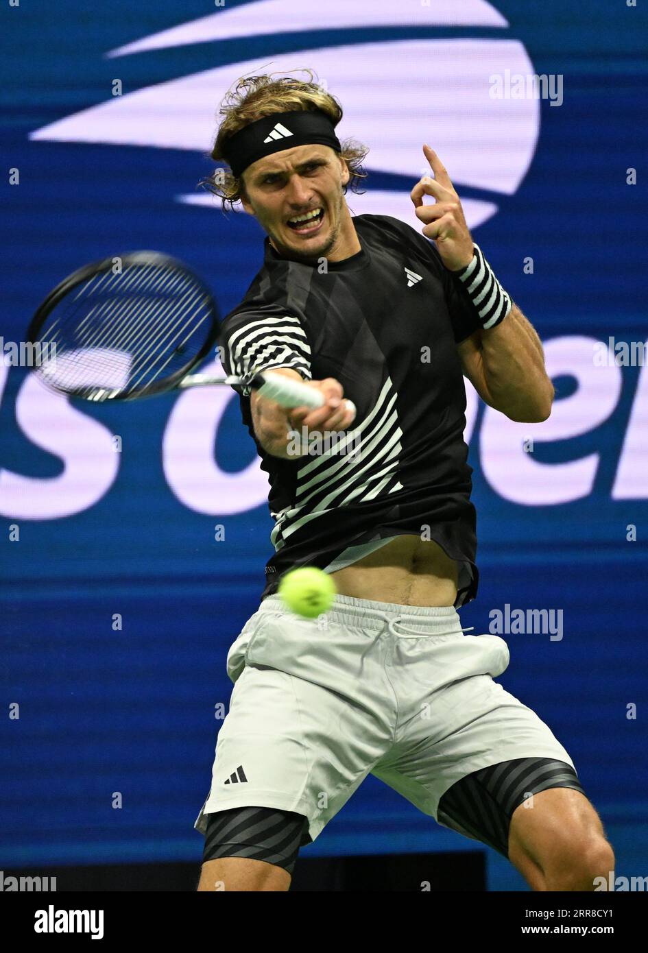 Flushing Meadow, United Erklärte. September 2023. Alexander Zverev aus Deutschland trifft Carlos Alcaraz aus Spanien im Viertelfinale im Arthur Ashe Stadium bei den US Open Tennis Championships 2023 im USTA Billie Jean King National Tennis Center am Mittwoch, den 6. September 2023 in New York City. Foto von Larry Marano/UPI Credit: UPI/Alamy Live News Stockfoto