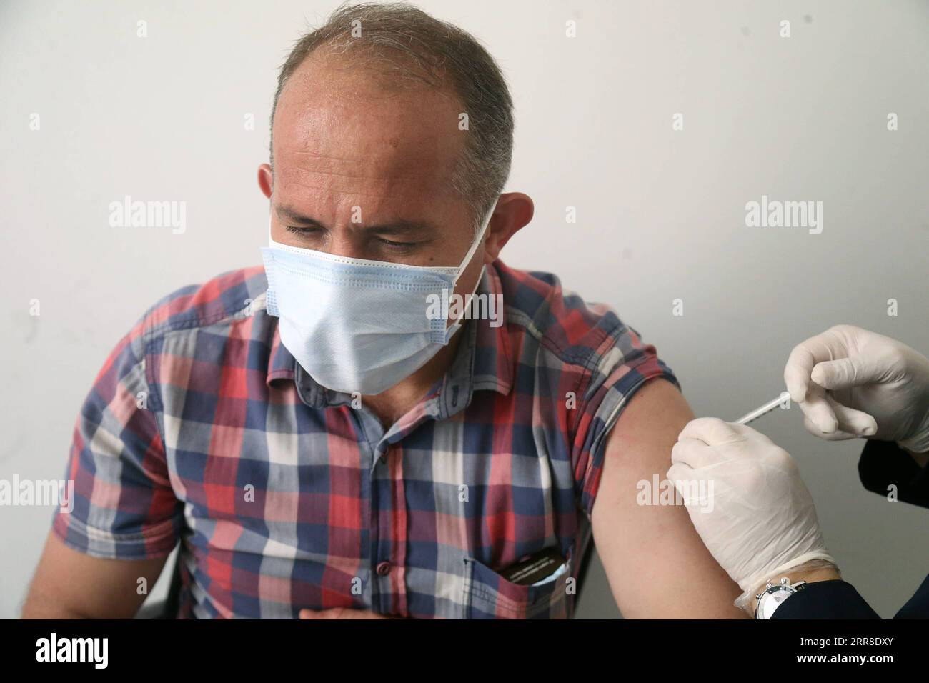 210503 -- ANKARA, 3. Mai 2021 -- Ein Mann erhält am 3. Mai 2021 in Ankara, Türkei, den COVID-19-Impfstoff. Die Zahl der COVID-19-Patienten, die in den letzten zwei Wochen in der Türkei einen Antrag auf Hospitalisierung gestellt haben, ist um die Hälfte gesunken, teilte Gesundheitsminister Fahrettin Koca am Montag mit. Foto von /Xinhua TURKEY-ANKARA-COVID-19-VACCINATION MustafaxKaya PUBLICATIONxNOTxINxCHN Stockfoto