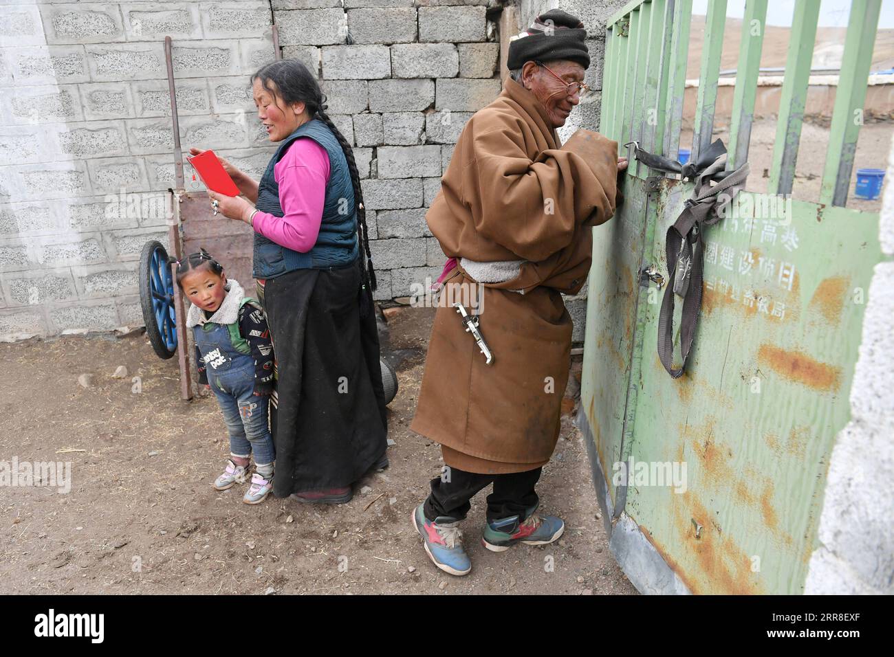 210505 -- LHASA, 5. Mai 2021 -- Sonam Tobgye sperrt seinen Viehbestand im Dorf Nalung der Gemeinde Wumatang im Damxung County von Lhasa, der Hauptstadt der autonomen Region Tibet im Südwesten Chinas, am 15. April 2021. Vor der demokratischen Reform in Tibet im Jahr 1959 war Sonam Tobgye ein Sklave und lebte unter grausamer feudaler Leibeigenschaft und in erbärmlicher Bedrängnis. Wir mussten Tag und Nacht arbeiten, nur um exorbitante Steuern zu zahlen, die von Sklavenbesitzern und der lokalen Regierung erhoben wurden, rief Sonam, 82, zurück. Sonam nahm 1959 ein ganz neues Leben auf, als seine Familie Grasland und Vieh sicherte, wovon seine Vorfahren nie geträumt hatten Stockfoto