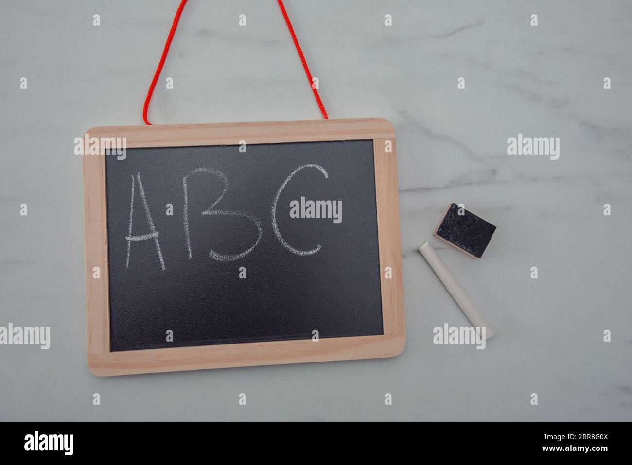 Tavle-Tafel mit Buchstaben ABC auf weißem Hintergrund. Flach liegend. „Back to School“-Konzept Stockfoto