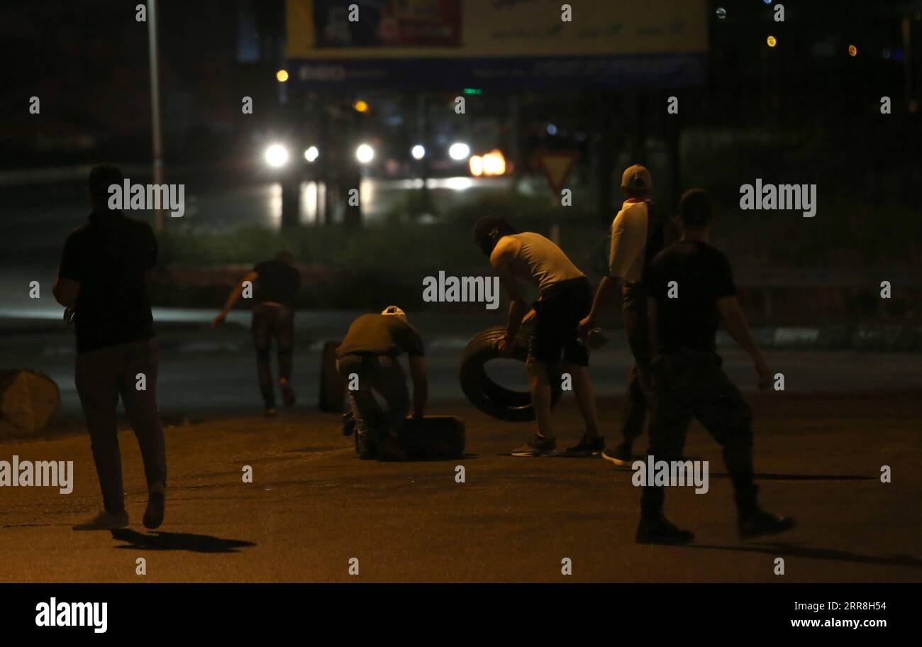 210508 -- NABLUS, 8. Mai 2021 -- palästinensische Demonstranten tragen Reifen bei Zusammenstößen mit israelischen Soldaten nach einem anti-israelischen Protest gegen die Gewalt in Jerusalem, an einem Checkpoint in der Nähe der Westbank-Stadt Nablus, am 8. Mai 2021. Hunderte von Menschen wurden am Freitag verletzt, als Palästinenser und israelische Polizei in der Al-Aqsa-Moschee in Jerusalem in der Altstadt in Ostjerusalem zusammenstießen, berichteten lokale Medien. Foto von /Xinhua MIDEAST-NABLUS-CLASHES AymanxNobani PUBLICATIONxNOTxINxCHN Stockfoto