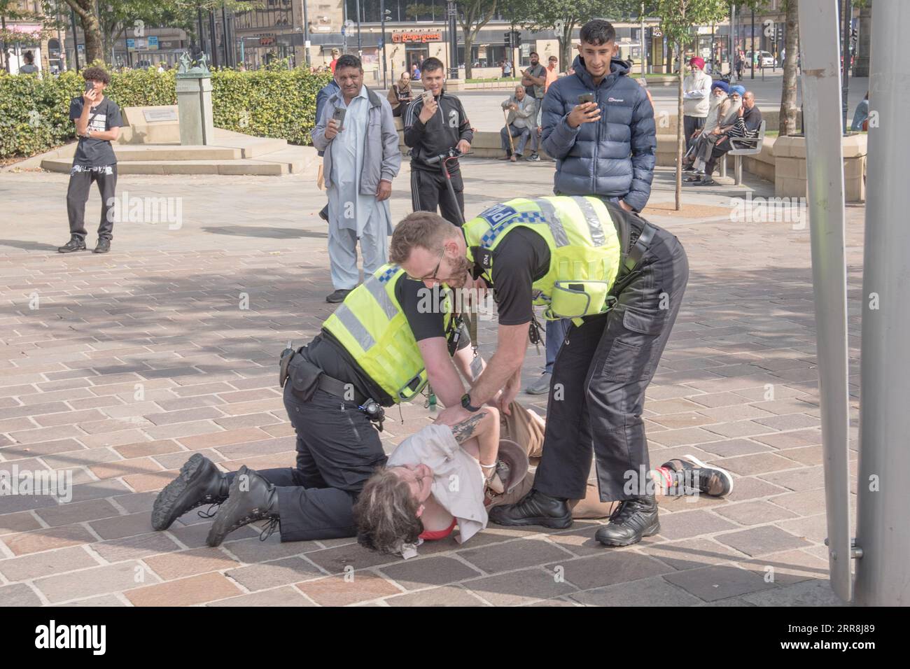 West Yorkshire Police at Work in City Park Area Bradford, 6. September 2023 Stockfoto