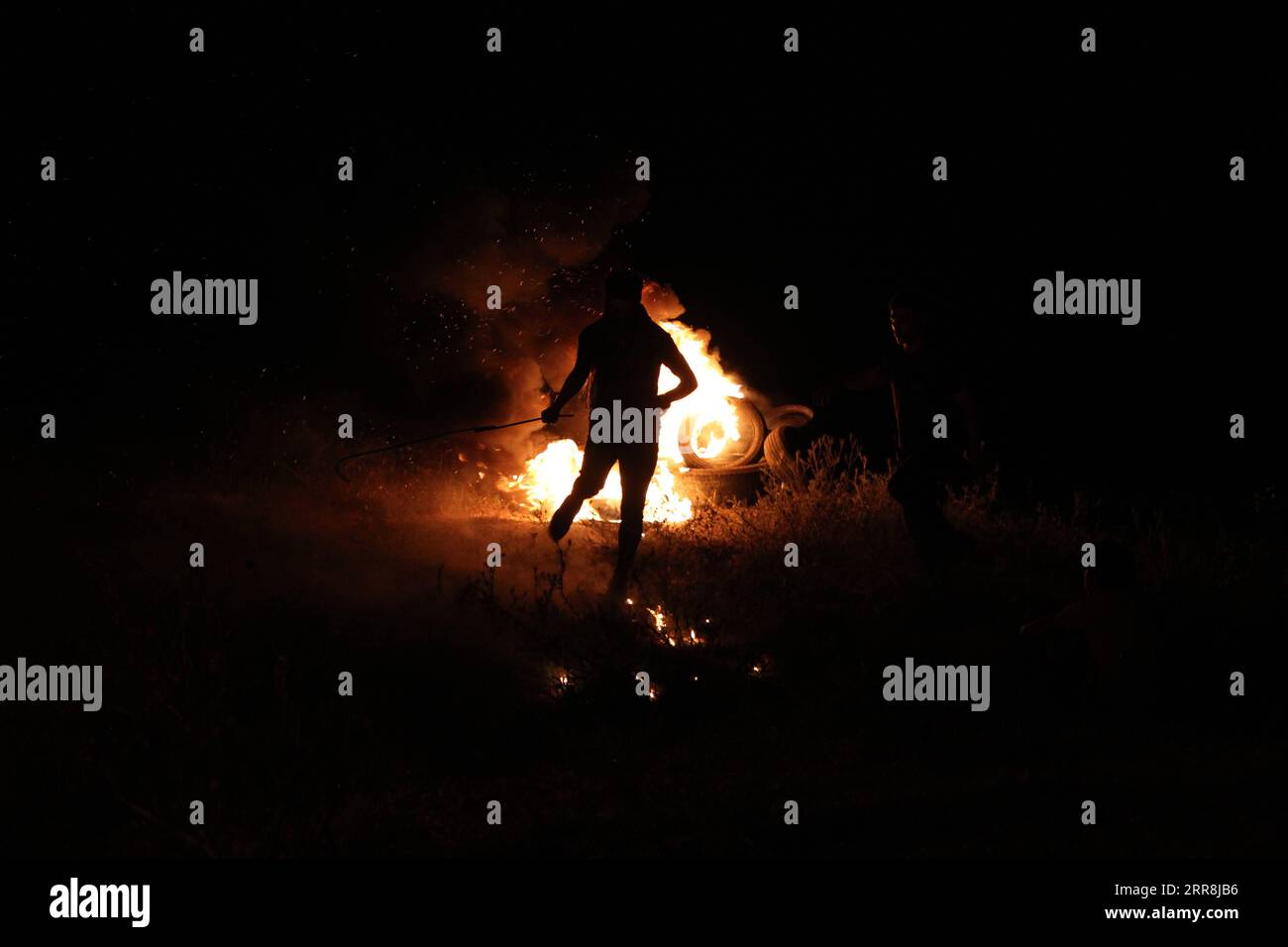 210509 -- GAZA, 9. Mai 2021 -- palästinensische Demonstranten verbrennen bei einem Anti-Israel-Protest gegen die Gewalt in Jerusalem, an der Gaza-Israel-Grenze östlich von Gaza-Stadt, am 9. Mai 2021 Reifen. Etwa 290 Palästinenser wurden am Wochenende bei Zusammenstößen mit der israelischen Polizei auf dem Gelände der Al-Aqsa-Moschee und anderen Teilen Ost-Jerusalems verletzt. Foto von /Xinhua MIDEAST-GAZA CITY-PROTEST RizekxAbdeljawad PUBLICATIONxNOTxINxCHN Stockfoto