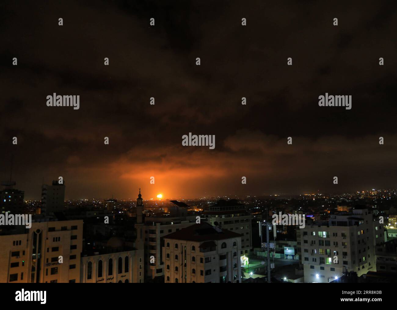 210511 -- GAZA CITY, 11. Mai 2021 -- Foto vom 11. Mai 2021 zeigt Explosionen nach israelischen Luftangriffen in Gaza City. Israel führte Luftangriffe im Gazastreifen durch, bei denen mindestens 20 Menschen getötet wurden, als die Raketenabwürfe aus der palästinensischen Enklave bis Montagabend andauerten, so israelische und palästinensische Quellen. Foto von /Xinhua MIDEAST-GAZA STADT-ISRAEL-LUFTANGRIFFE RizekxAbdeljawad PUBLICATIONxNOTxINxCHN Stockfoto