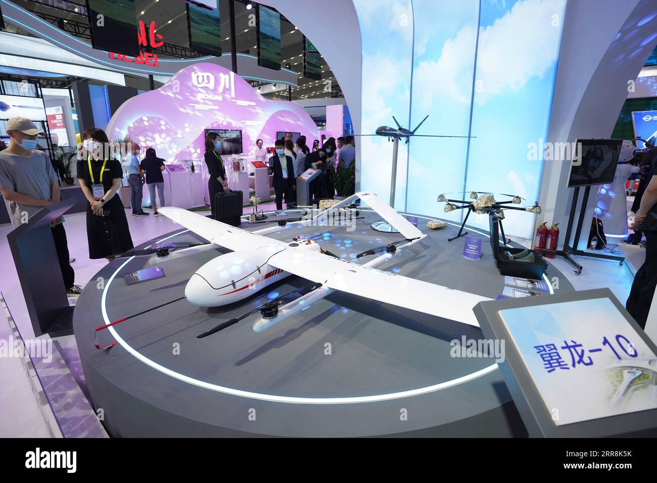 210511 -- XI AN, 11. Mai 2021 -- Menschen sehen ein unbemanntes Luftfahrzeug UAV, das auf der Fifth Silk Road International Exposition in Xi an, der Hauptstadt der nordwestchinesischen Provinz Shaanxi, am 11. Mai 2021 gezeigt wurde. Die fünfte internationale Ausstellung „Seidenstraße“ wurde am Dienstag in Xi an, der Hauptstadt der nordwestchinesischen Provinz Shaanxi, eröffnet, wobei die wirtschaftliche Zusammenarbeit im engeren Gürtel und auf der Straße eines der wichtigsten Themen auf der Tagesordnung war. Unter dem Motto Verbund, Beitrag und geteilte Vorteile hat die expo mehr als 1.900 Gesandte und Gäste aus 98 Ländern und Regionen wie Belgien, der Republik Korea, Tadschikistan und anderen angezogen Stockfoto