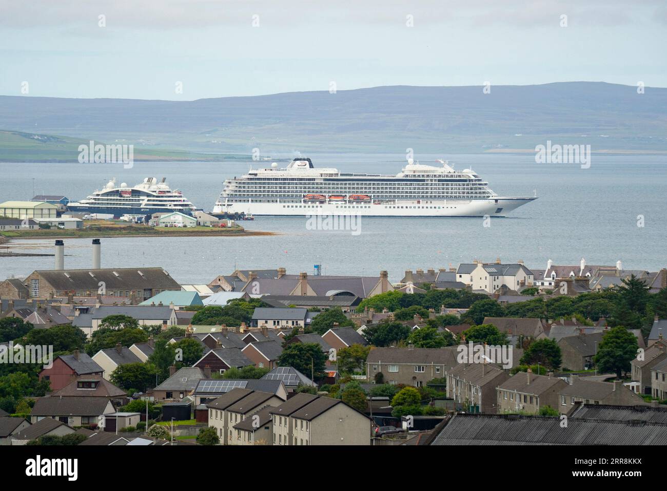 Besuchen Sie Kreuzfahrtschiffe im Kirkwall Hafen in Orkney. Die Einheimischen haben Bedenken geäußert, dass Kreuzfahrtschiffe zu viele Touristen auf die Inseln bringen Stockfoto