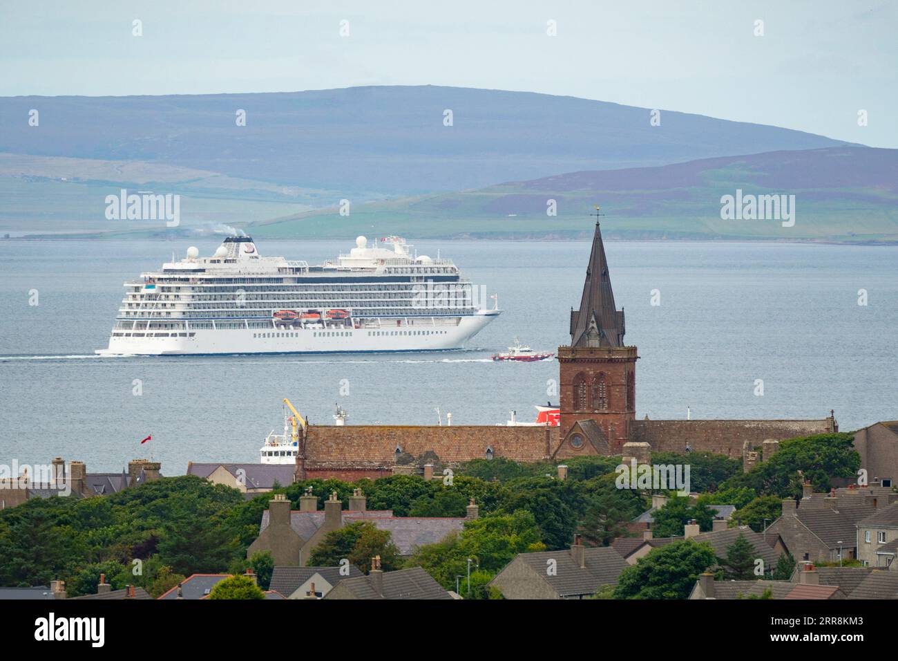 Besuchen Sie Kreuzfahrtschiffe im Kirkwall Hafen in Orkney. Die Einheimischen haben Bedenken geäußert, dass Kreuzfahrtschiffe zu viele Touristen auf die Inseln bringen Stockfoto