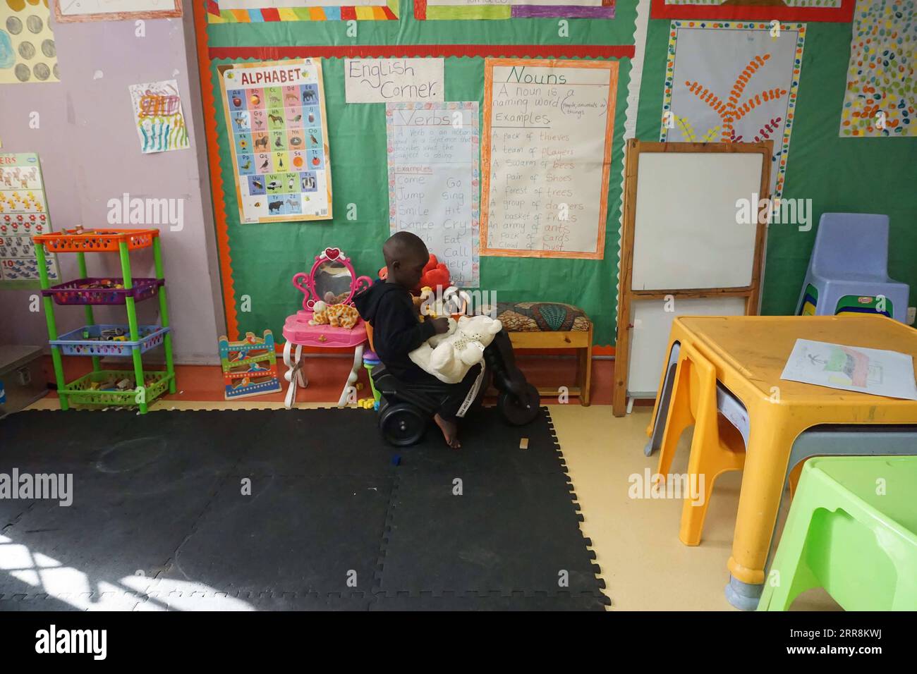 210512 -- SAMBIA, 12. Mai 2021 -- Ein Junge, der Krebs überlebt, spielt am 19. April 2021 in Lusaka, der Hauptstadt Sambias, mit Spielzeug in einem Lernraum von Twende Education for All, einer gemeinnützigen Organisation, die benachteiligten Kindern in Sambia pädagogische Unterstützung bietet. ZU GEHEN MIT Feature: Sambische Schule im Krankenhaus gibt Hoffnung für Kinder mit Krebs Foto von /XINHUA SAMBIA-LUSAKA-CHILDREN-CANCER LillianxBanda PUBLICATIONxNOTxINxCHN Stockfoto