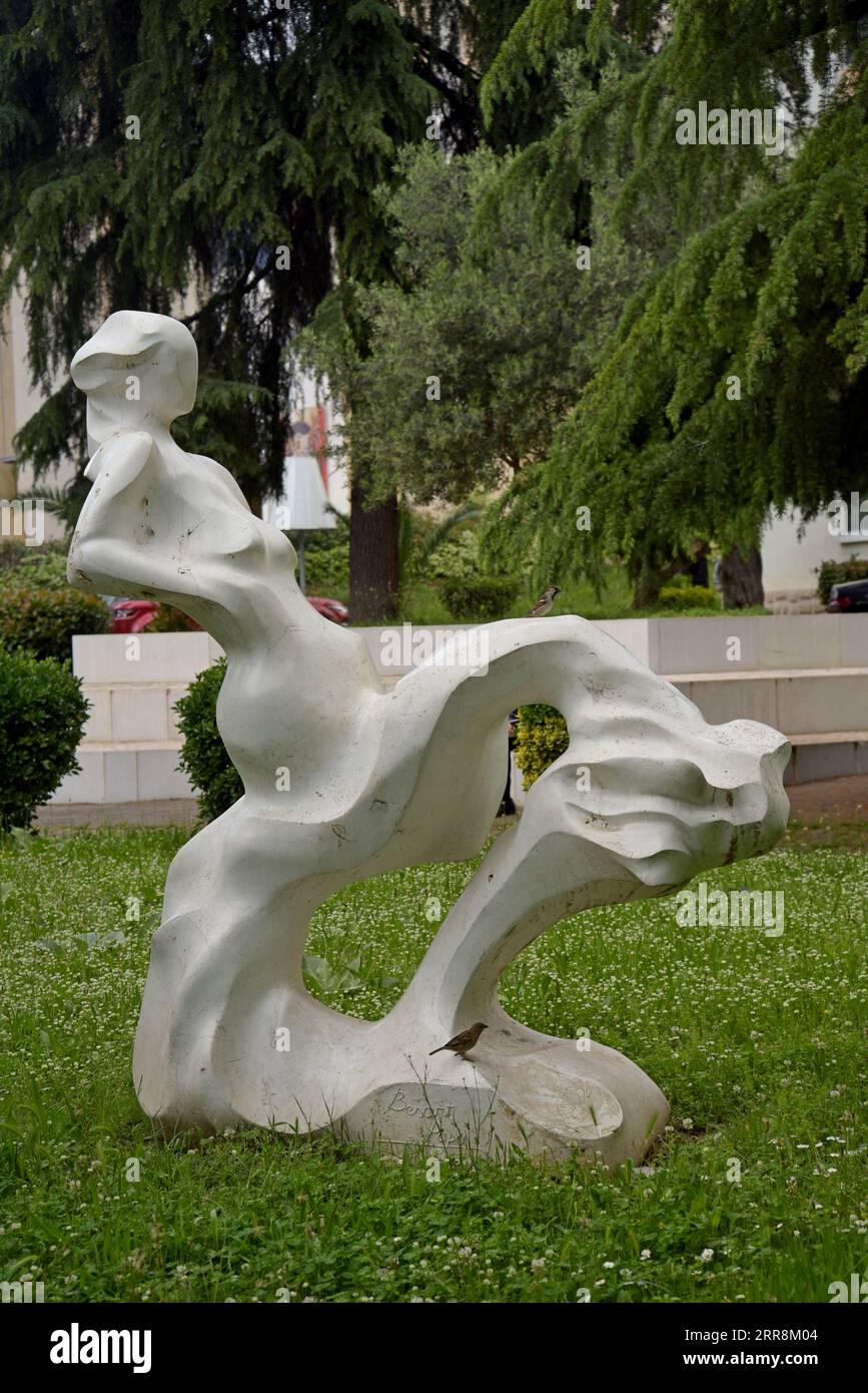 Moderne Kunstskulptur in Tirana, Albanien, Mai 2023 Stockfoto