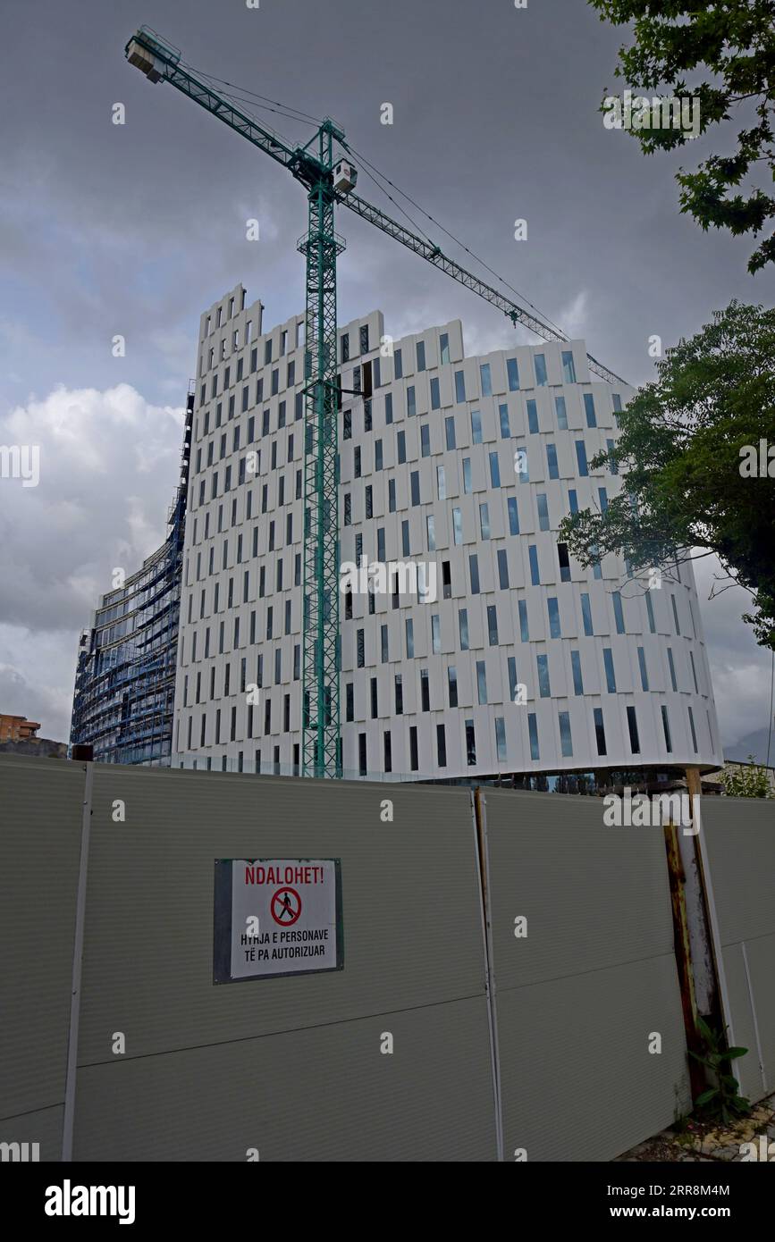 Turmdrehkran bei einem Bauprojekt für das neue MET Tirana Building, ein neues Geschäftszentrum und Apartmentkomplex in Tirana, Albanien Stockfoto