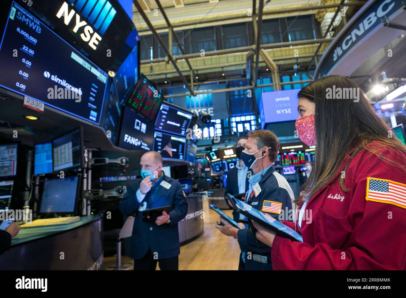 210513 -- NEW YORK, 13. Mai 2021 -- Händler arbeiten an der New York Stock Exchange NYSE in New York, USA, 12. Mai 2021. Die US-Aktien fielen am Mittwoch, als ein zentrales Inflationsindikator einen Preisdruck zeigte, der höher war als erwartet, und die Anleger waren nervös. Der Dow Jones Industrial Average stürzte um 681,50 Punkte oder 1,99 Prozent auf 33.587.66. Die S&P 500 ging um 89,06 Punkte oder 2,14 Prozent auf 4.063,04 zurück. Der Nasdaq Composite Index senkte 357,75 Punkte oder 2,67 Prozent auf 13.031.68. Courtney Crow/NYSE/Handout über U.S.-NEW YORK-NYSE-INDIZES SINKEN Xinhua PUBLICATIONxNOTxINxCHN Stockfoto