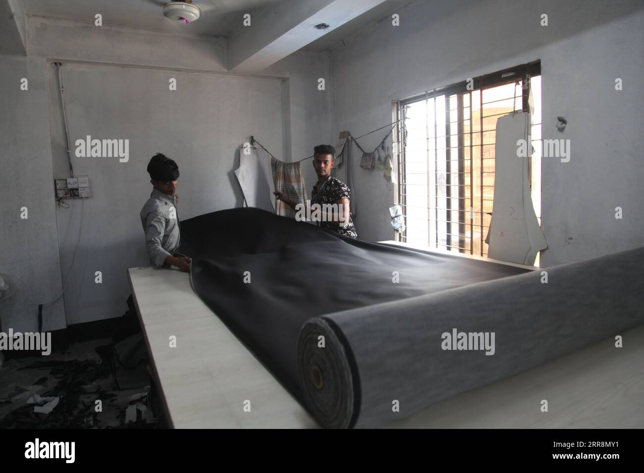 Dhaka, Bangladesch 3. märz 2023.Bekleidungsarbeiter arbeiten in der Fabrik. Nazmul islam/Alamie Live-Nachrichten. Stockfoto
