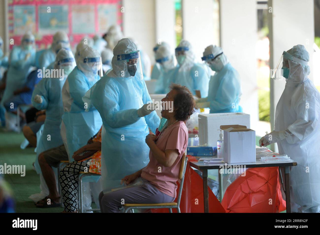 210513 -- BANGKOK, 13. Mai 2021 -- Menschen machen den Tupfer-Test für COVID-19 in Bangkok, Thailand, 13. Mai 2021. Thailand hat die höchste tägliche Zahl neuer COVID-19-Fälle nach neuen Gefängnisclustern gemeldet, was den Kampf des Landes gegen den bislang schlimmsten Coronavirus-Ausbruch erschwert. Insgesamt wurden in den letzten 24 Stunden 4.887 neue Infektionen festgestellt, eine ungewöhnlich hohe Zahl, sagte Pensom Lertsithichai, Beamter des Außenministeriums, im Zentrum für COVID-19-Lageverwaltung CCSA, tägliches Briefing. THAILAND-BANGKOK-COVID-19-FÄLLE RachenxSageamsak PUBLICATIONxNOTxINxCHN Stockfoto