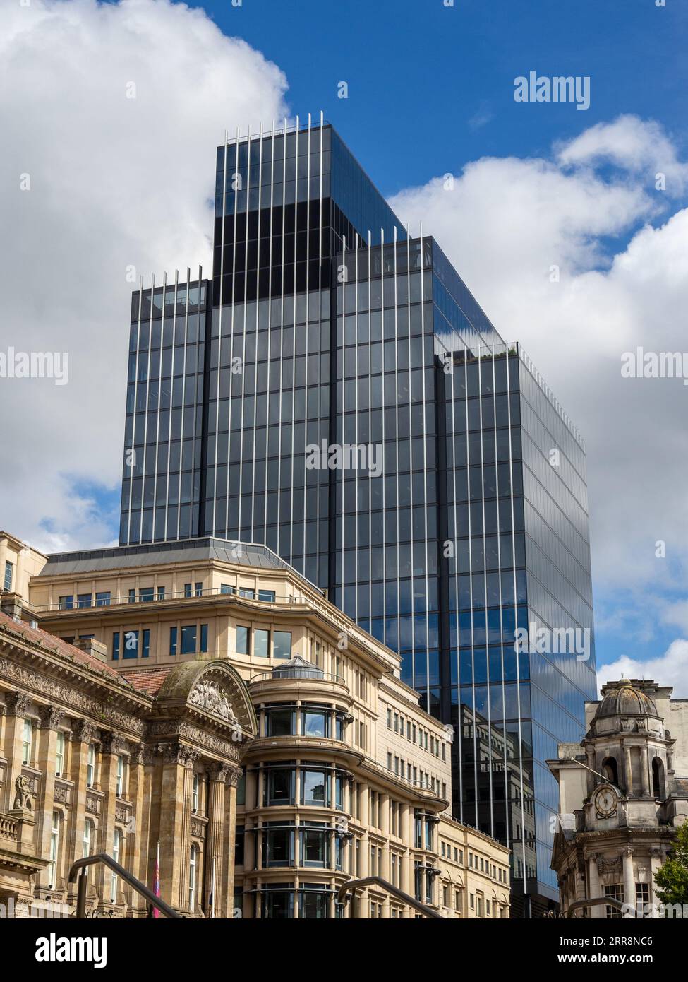 Skyline des Stadtzentrums, Birmingham, Großbritannien; das historische Council House im Vordergrund ein moderner Büroblock im hinteren Teil. Stockfoto