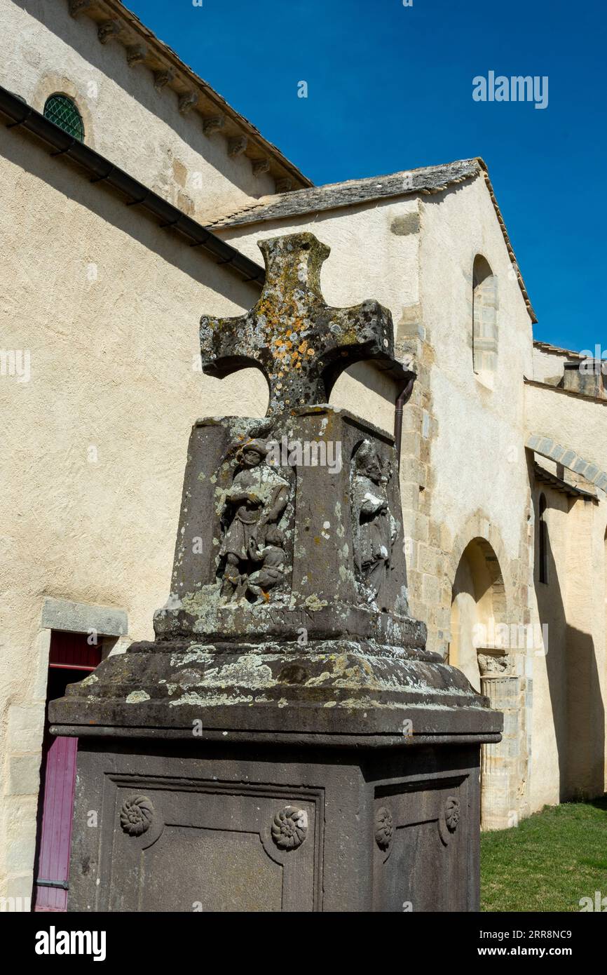 Artonne. Kreuzstein vor der Kirche Saint Martin. Puy de Dome. Auvergne Rhone Alpes. Frankreich Stockfoto