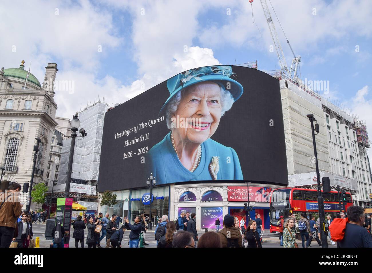 London, Großbritannien. 9.. September 2022. Die Piccadilly Lights-Leinwand im Piccadilly Circus zeigt eine Hommage an den Tod von Königin Elizabeth II im Alter von 96 Jahren. Stockfoto